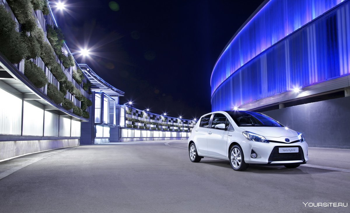 Toyota Yaris Hybrid 2020 белая