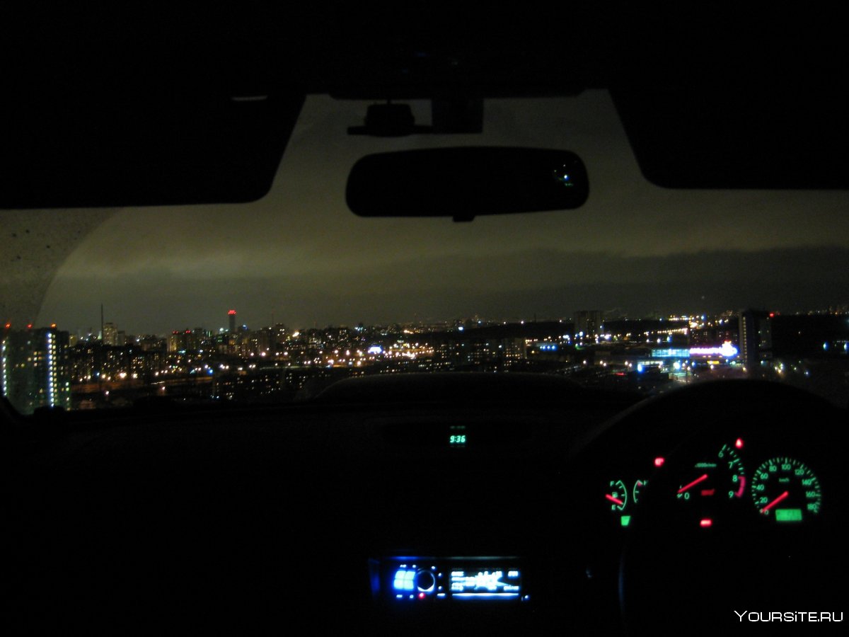 Вид ночного города из машины