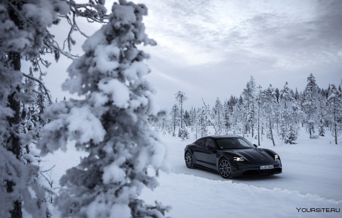 Черная машина на снегу