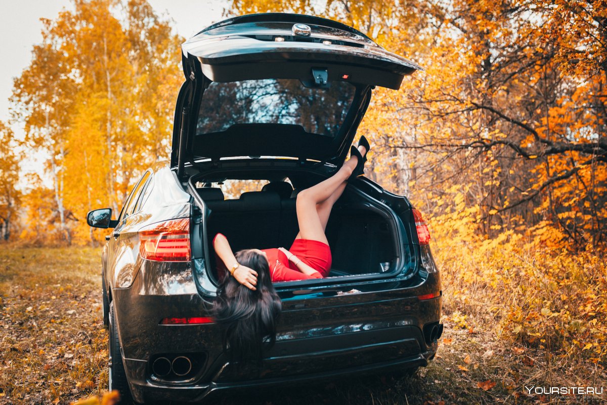 Фотосессия девушка и машина в лесу