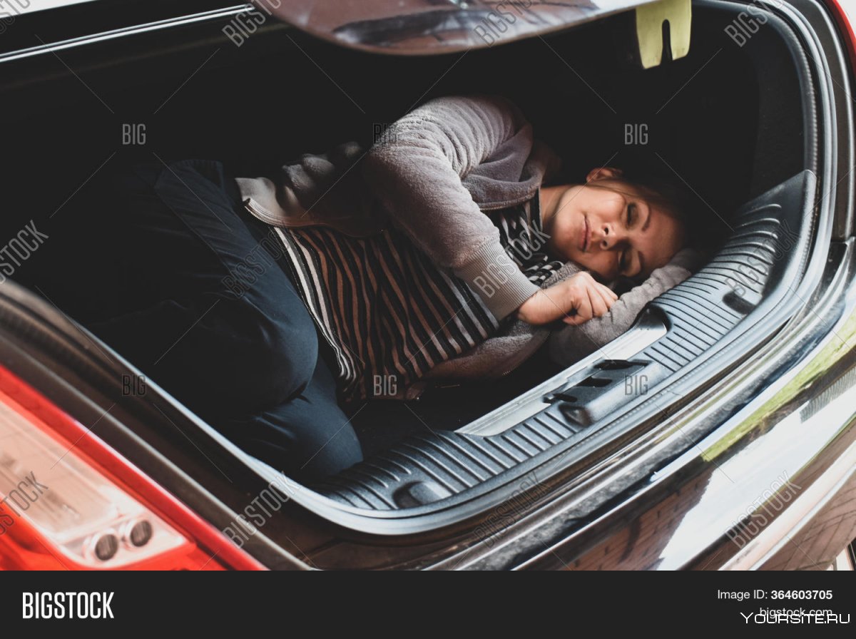 Заложник лежит в багажнике