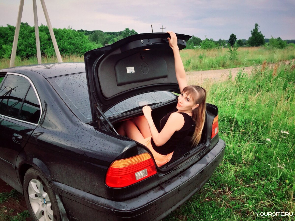 Девушка в багажнике автомобиля