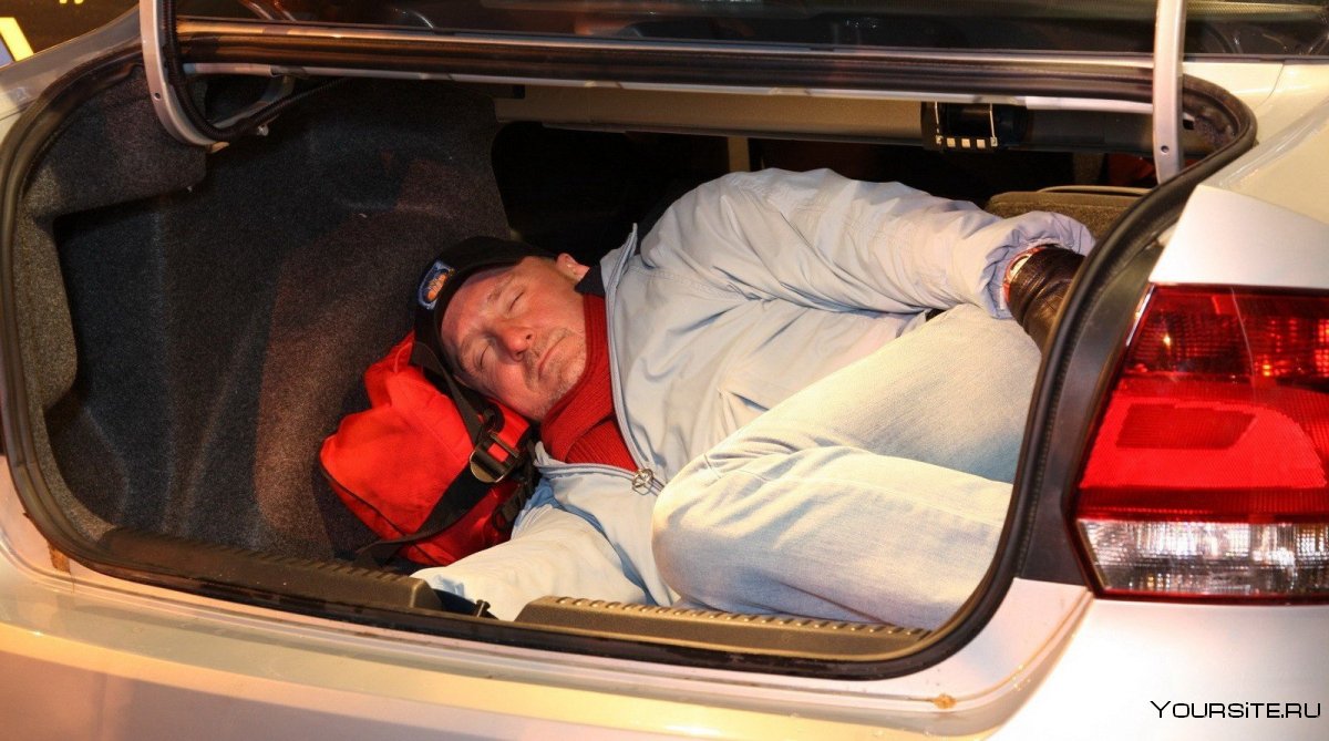 Человек спит в машине