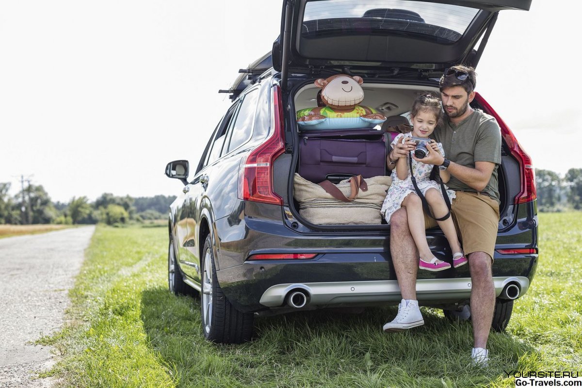Семейная фотосессия в багажнике машины