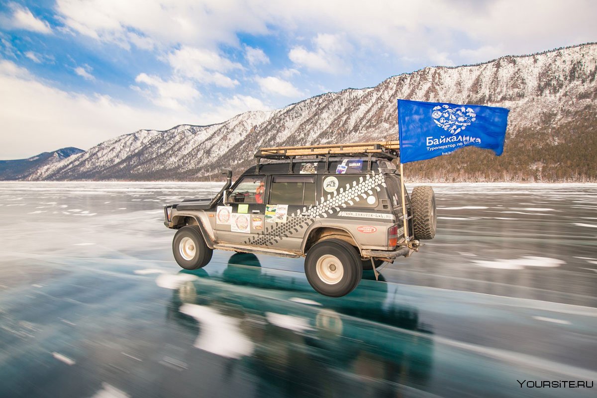 Машина на льду Байкала