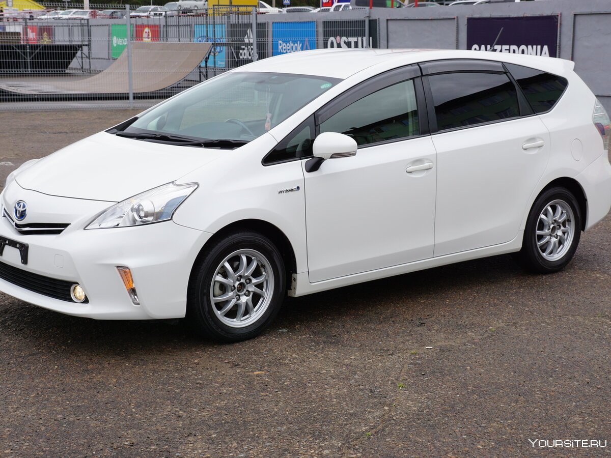 Toyota Prius Alpha 2013