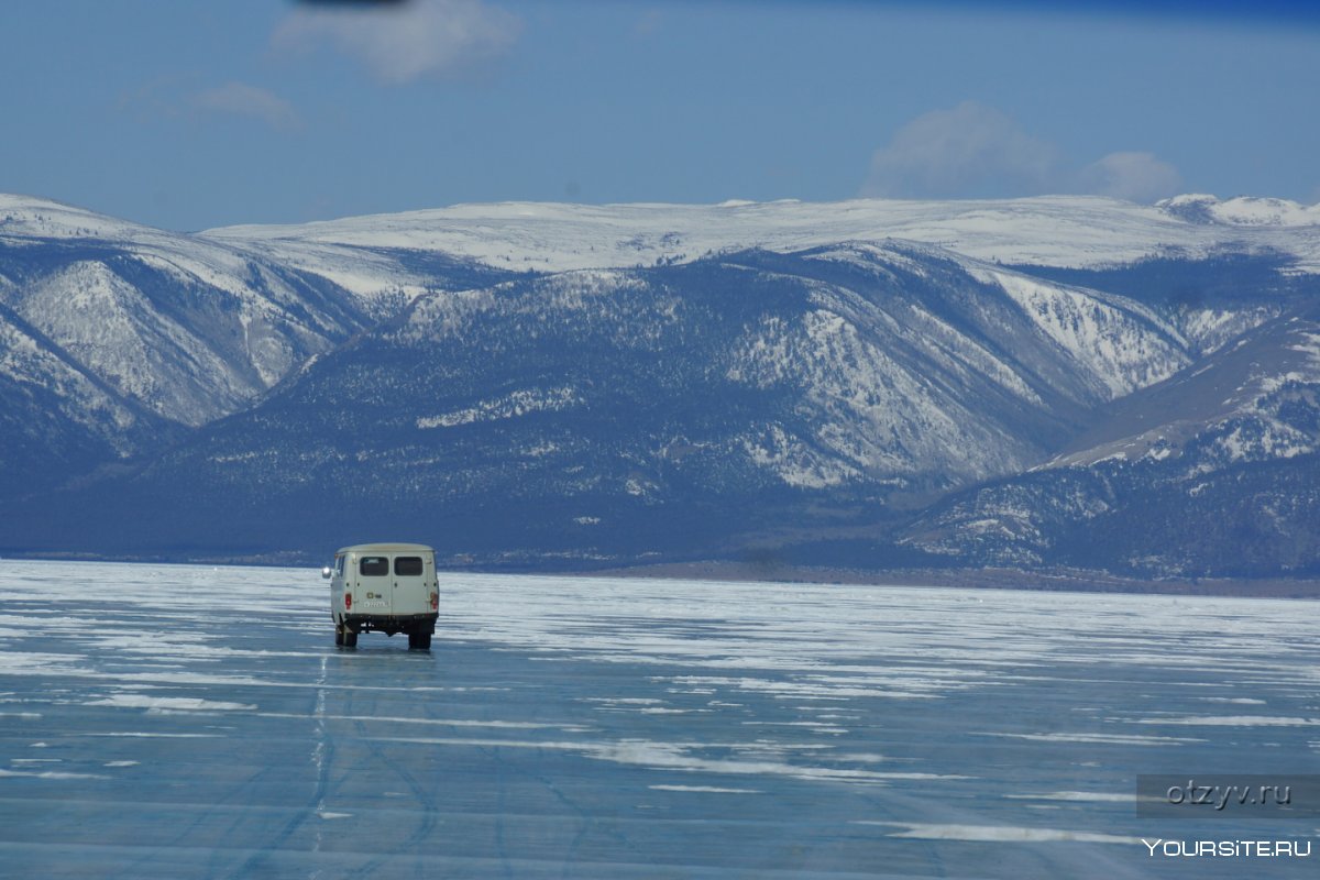 Дорогие машины на льду Байкала