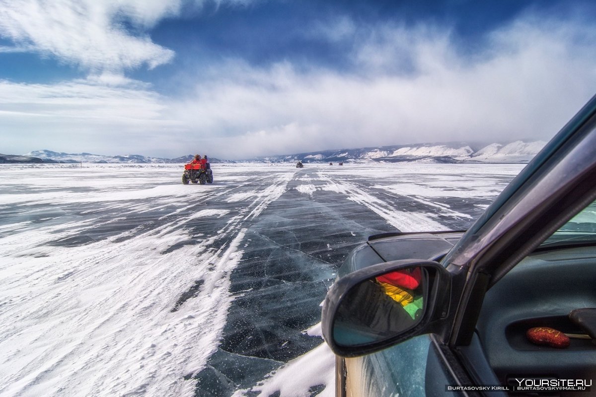 Машины в озере Байкал