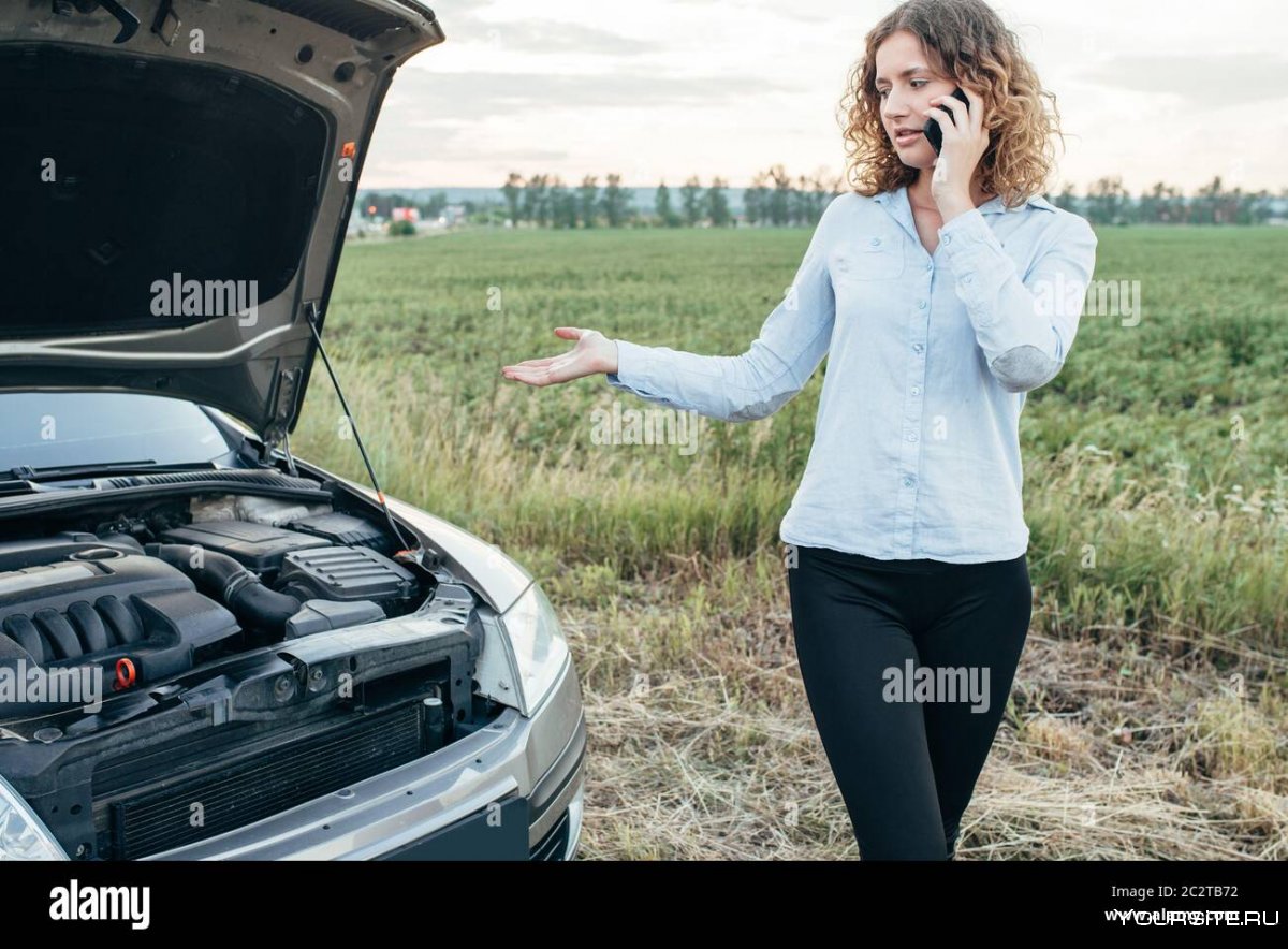 Девушка и сломанная машина