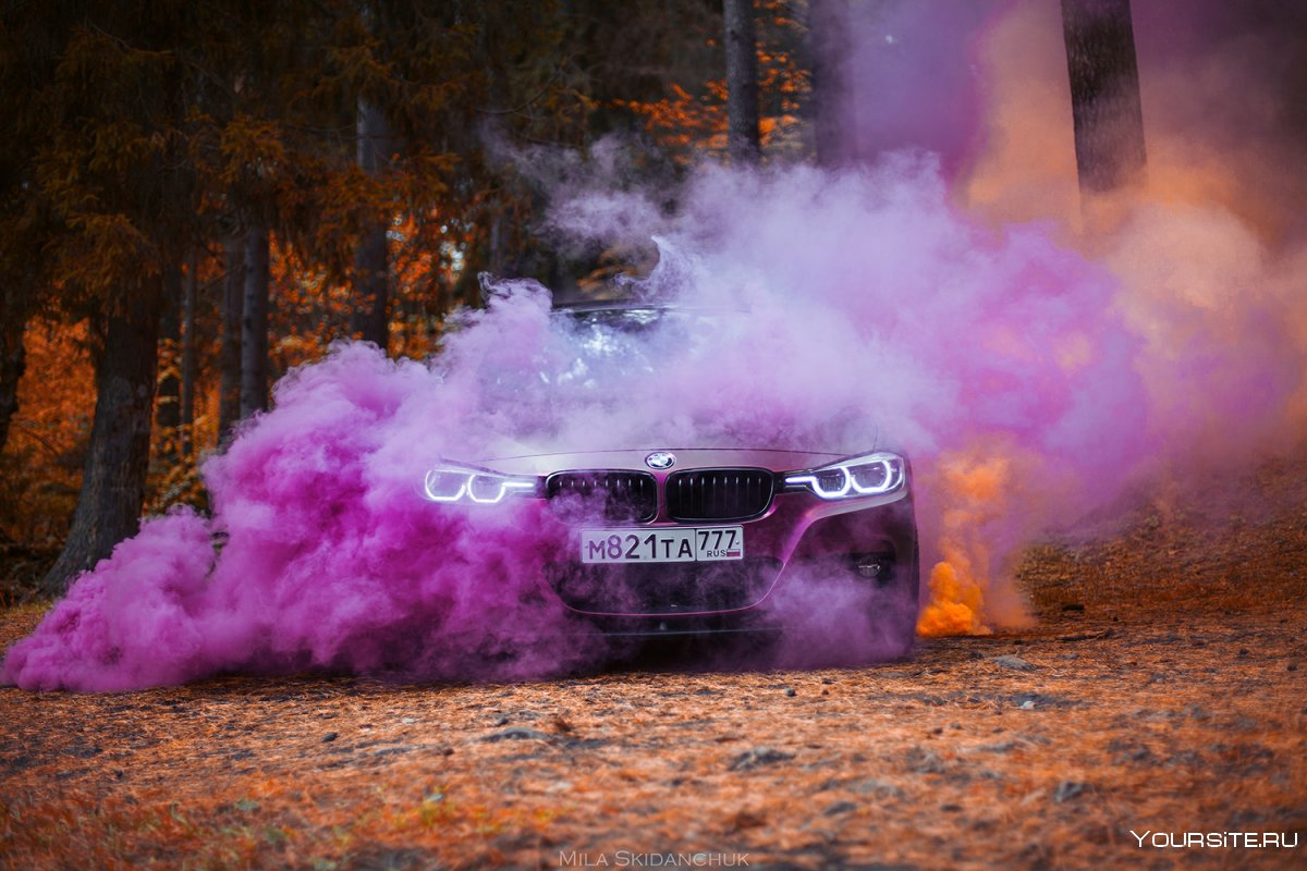 BMW м5 с цветным дымом