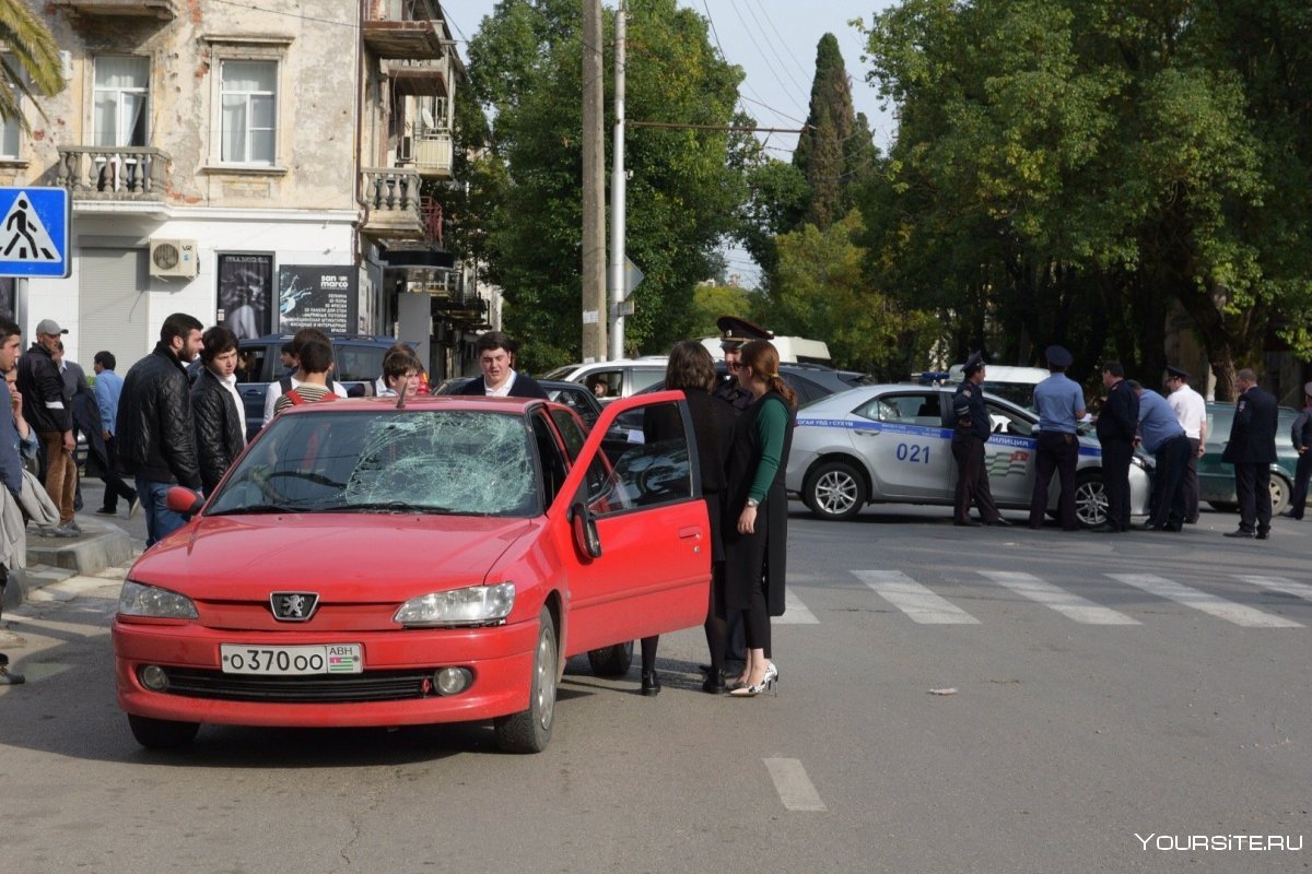 Машина в городе Абхазии