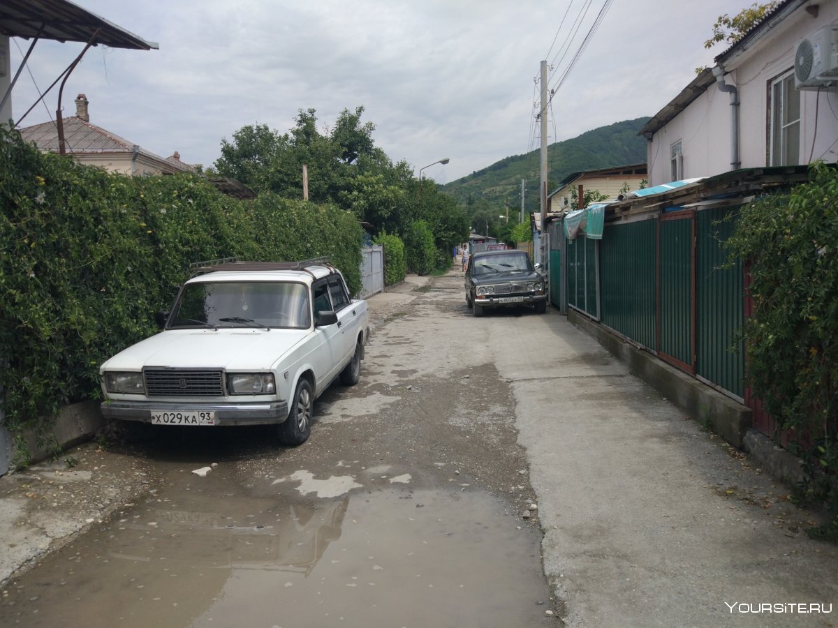 Старые автомобили в Абхазии
