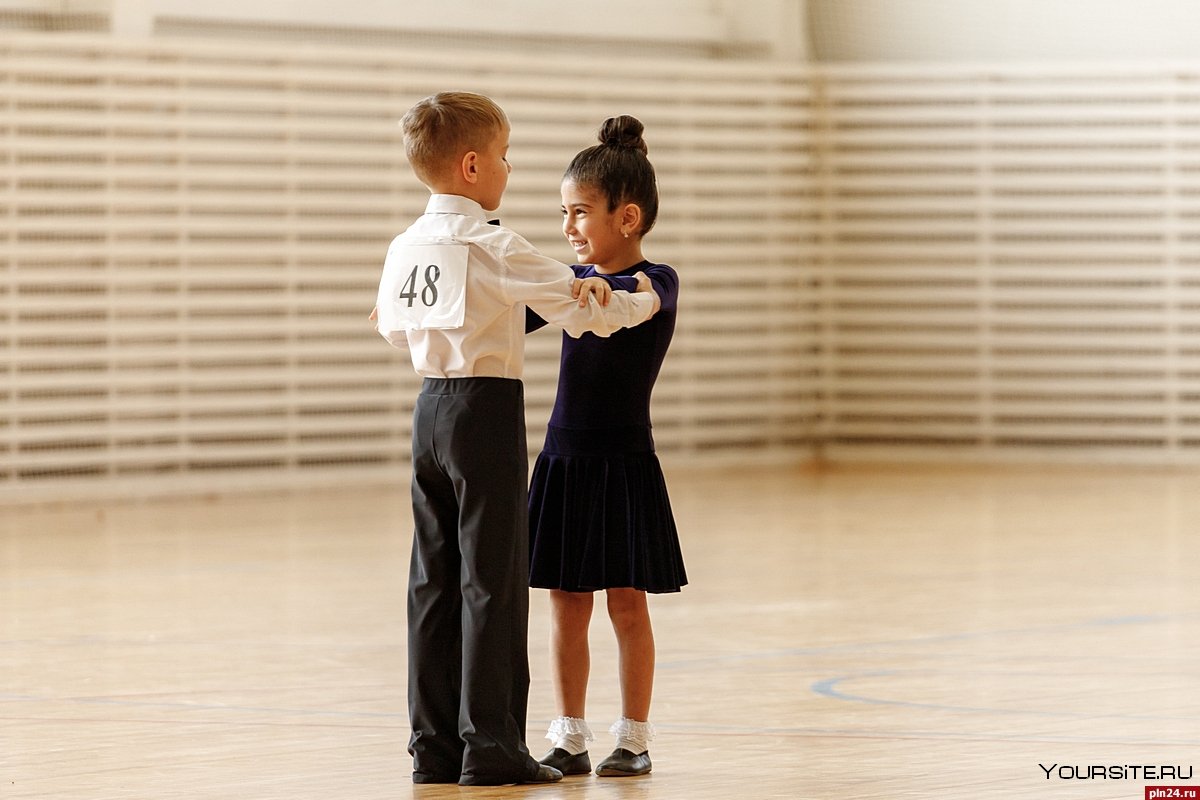 Детские спортивные бальные танцы 3 года вид со спины