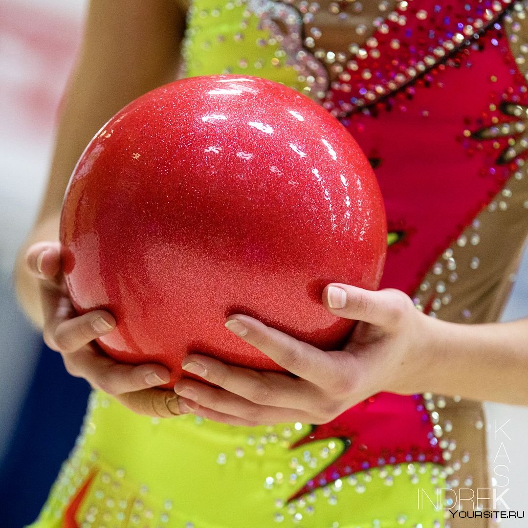 Мяч для художественной гимнастики в руке