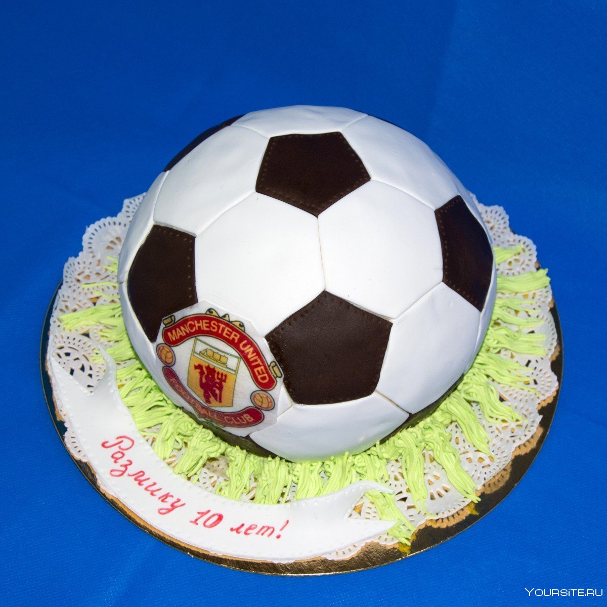 Торт для мальчика мяч. Торт футбольный мяч. Торт в виде мяча. Украшение торта футбольный мяч. Тортик в виде футбольного мяча.