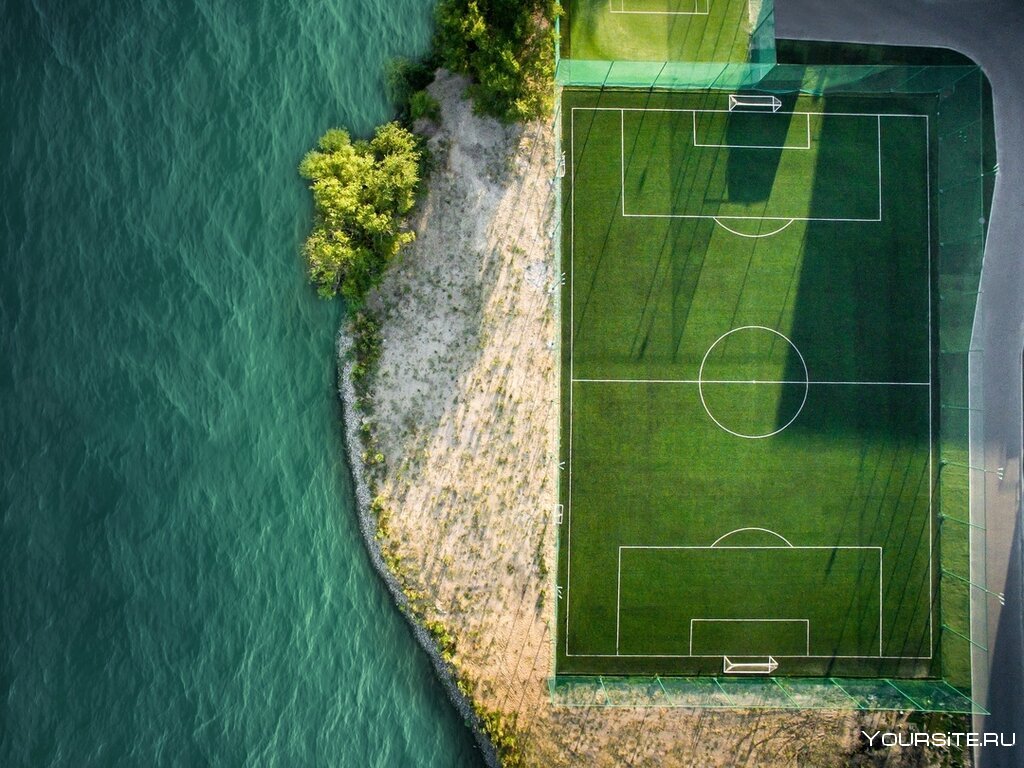 Футбольное поле атмосфера