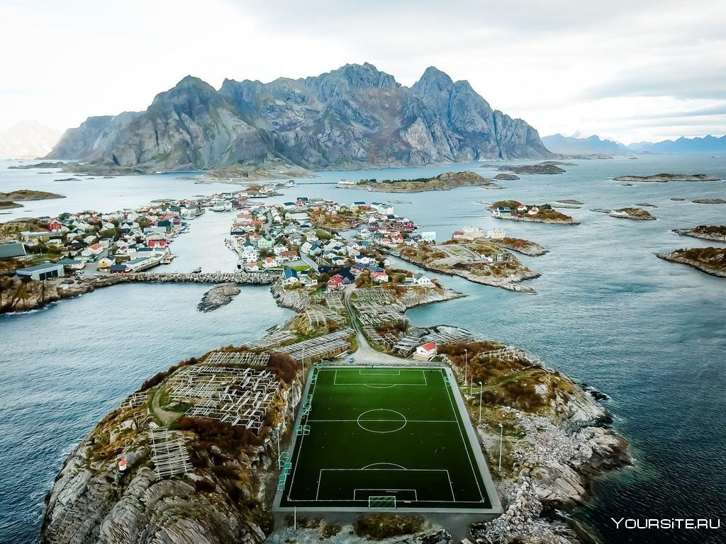 Футбольное поле на острове в норвегии