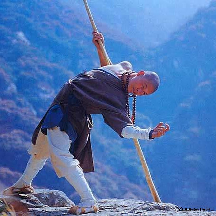 Монах Шаолинь с мечом