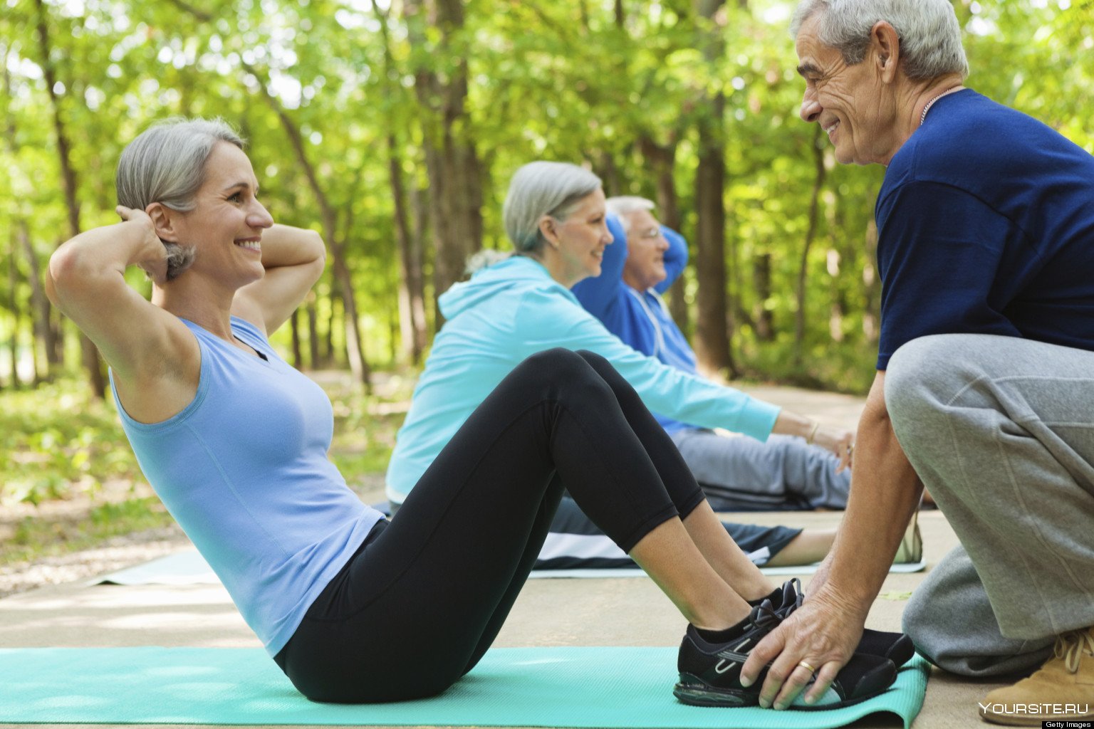 Упражнения в пожилом возрасте. Активный образ жизни. Занятие спортом. Спортивные люди. Оздоровительная физкультура для пожилых.