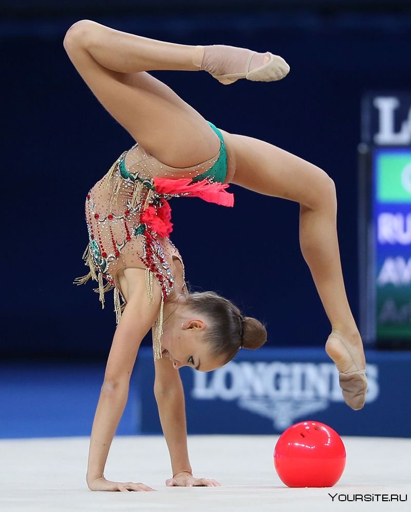 Виктория Комова художественная гимнастика