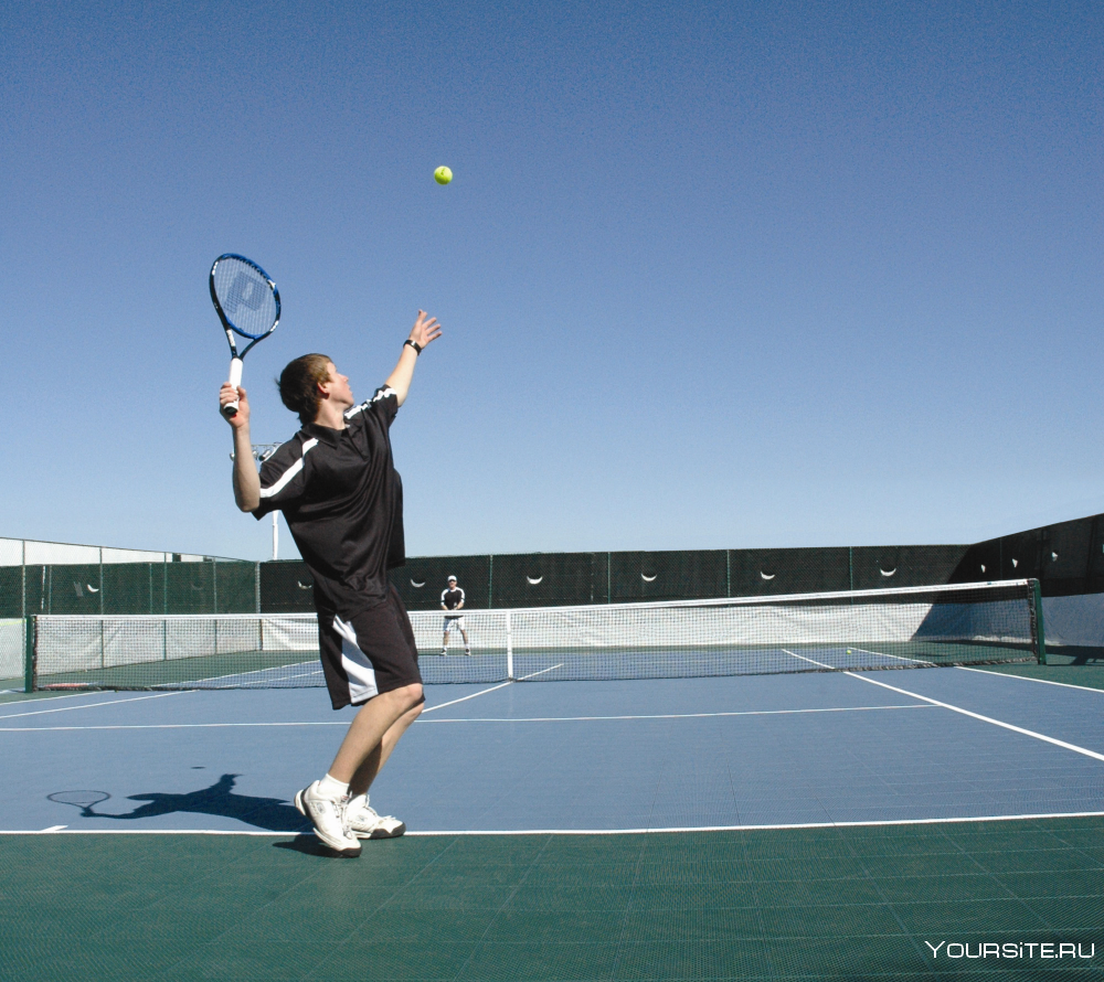 Теннис. Большой теннис. Спорт теннис. Профессиональные теннисисты. Закрытый теннисный корт