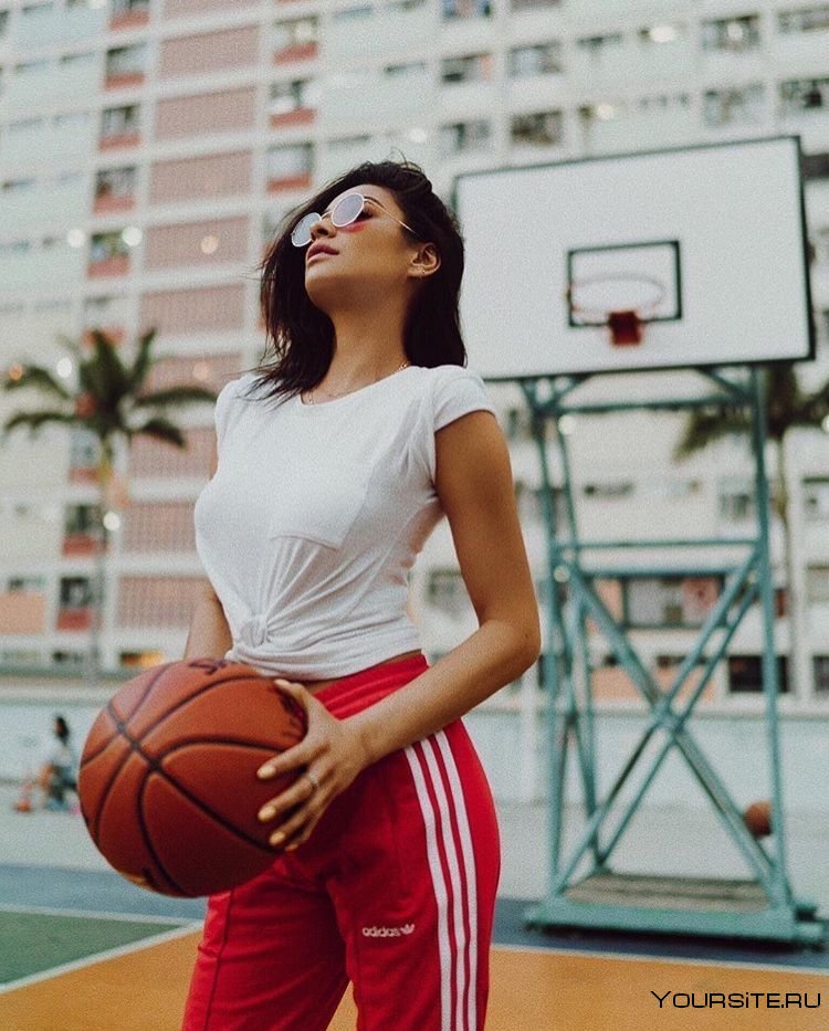Красивые девушки с баскетбольным мячом