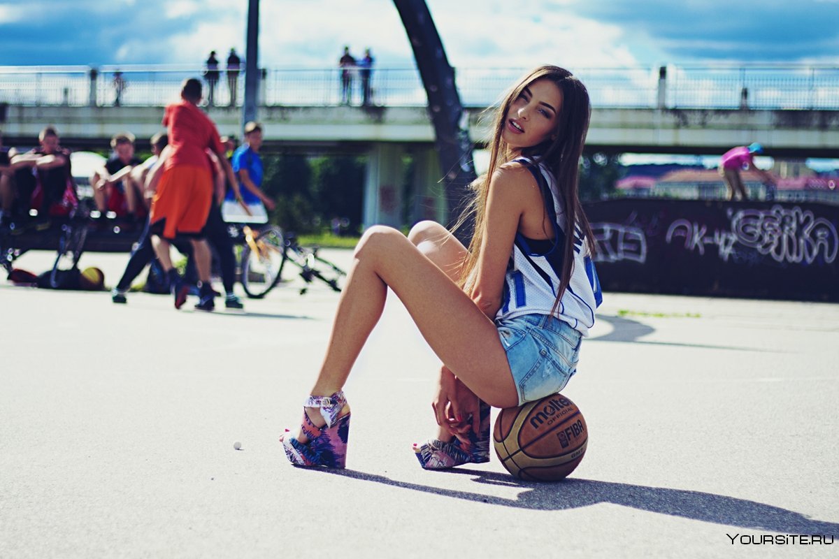 Красивые девушки с баскетбольным мячом