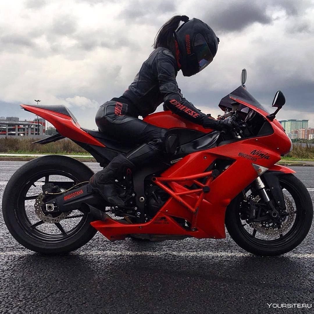Мотоцикл красный спортивный
