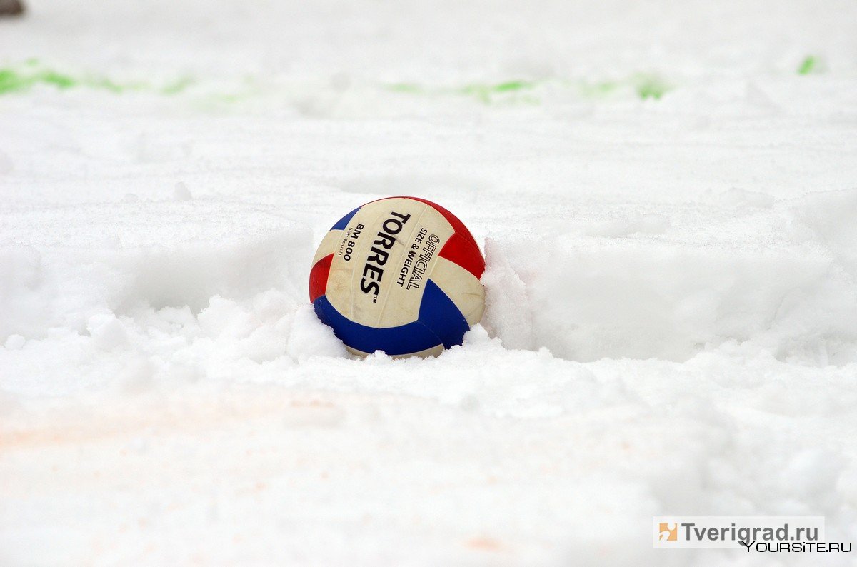 Волейбольный мяч на снегу