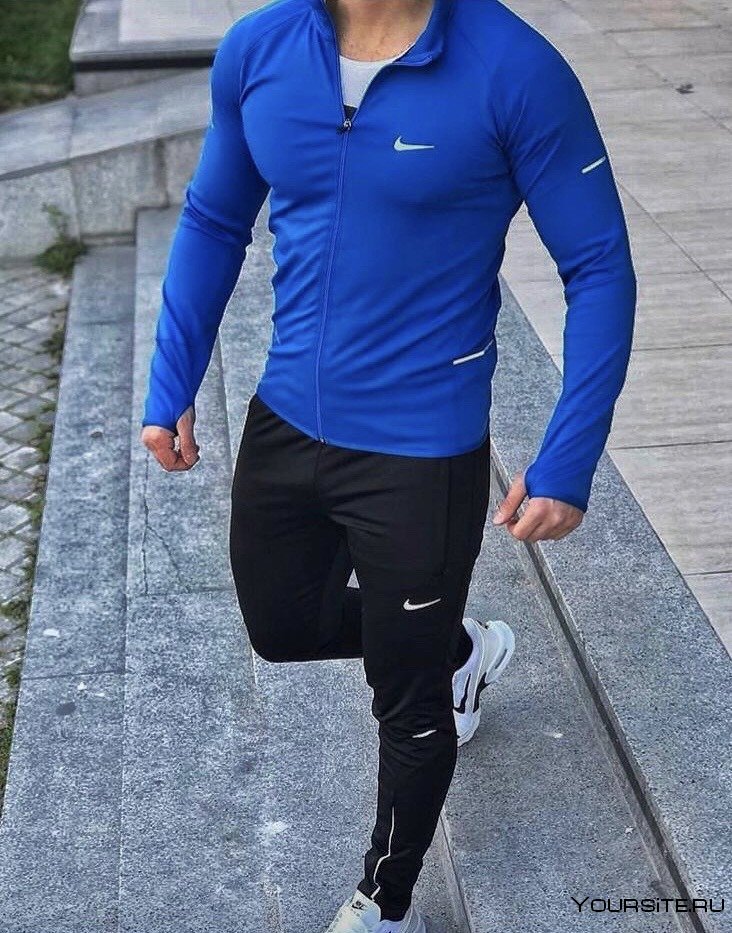 Парень в спортивном костюме