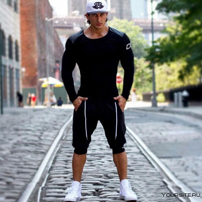 Мужчина в спортивном костюме
