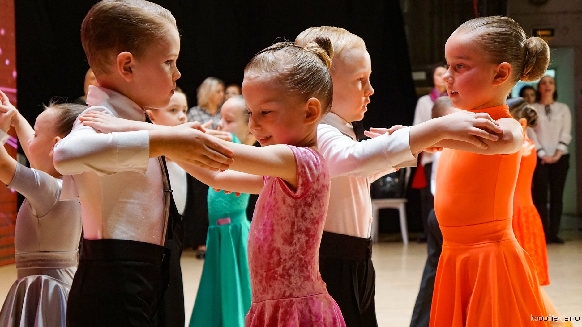 Видео танец 8 лет. Ладушки Новосибирск бальные танцы. Спортивные бальные танцы. Детские бальные танцы. Спортивные бальные танцы дети.