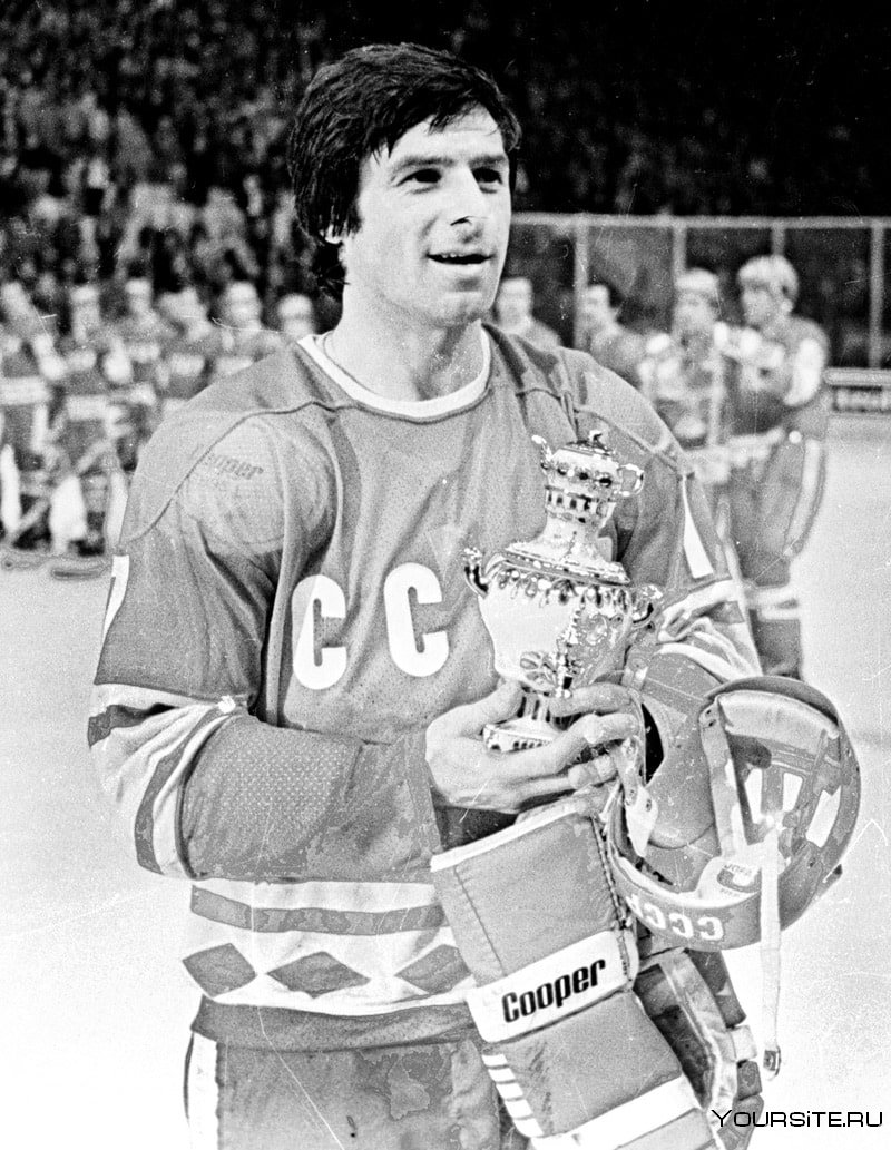 Игрок сборной СССР по хоккею Валерий Харламов.