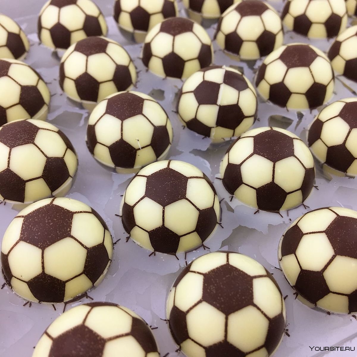 Шоколадный футбольный мяч