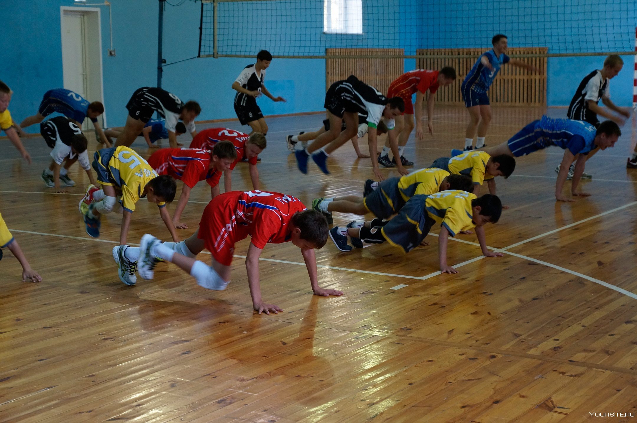 Тренировочный процесс детей. Занятия по волейболу. Учебно-тренировочные занятия. Физическая подготовка юных волейболистов. Волейбол тренировочный процесс.
