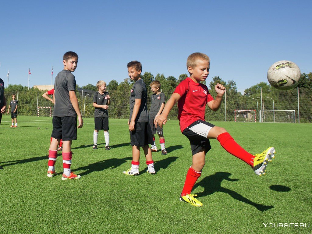 Тренировка юных футболистов