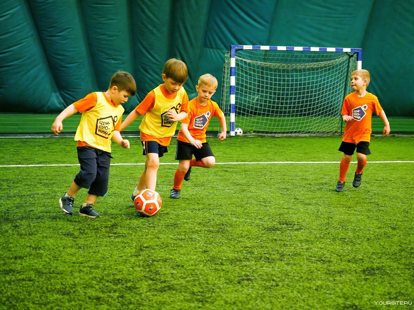 Лучшие футбольные школы. Футбол дети. Мини футбол дети. Футбольная школа. Детский мини футбол.