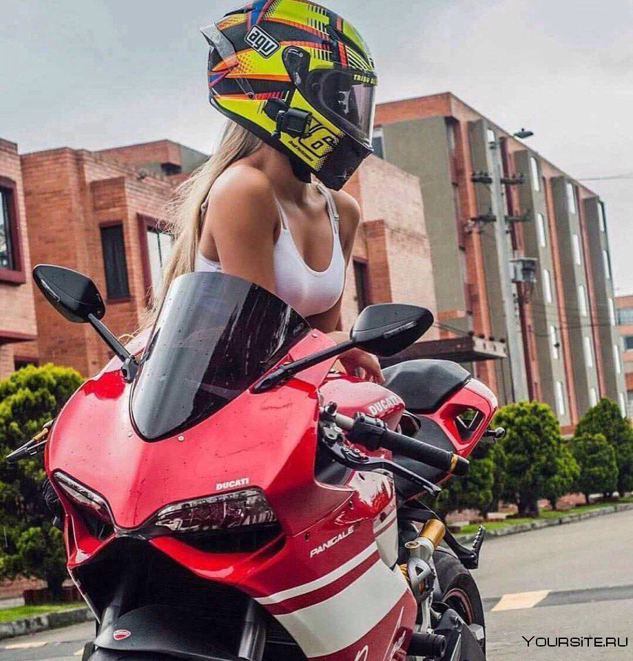 Девушки в шлемах от мотоцикла