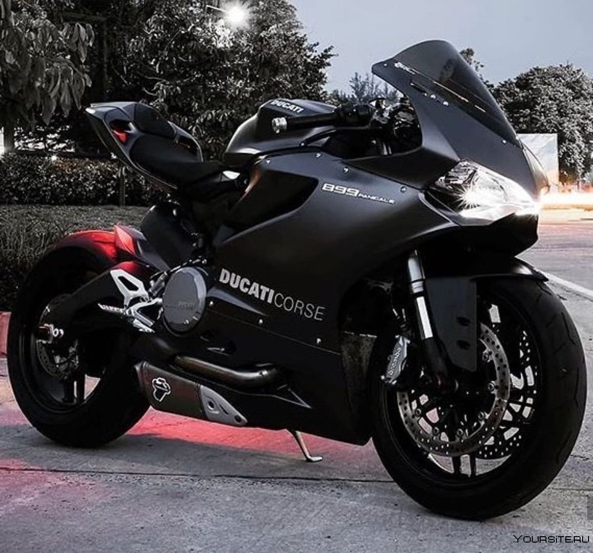 Черный спортивный мотоцикл