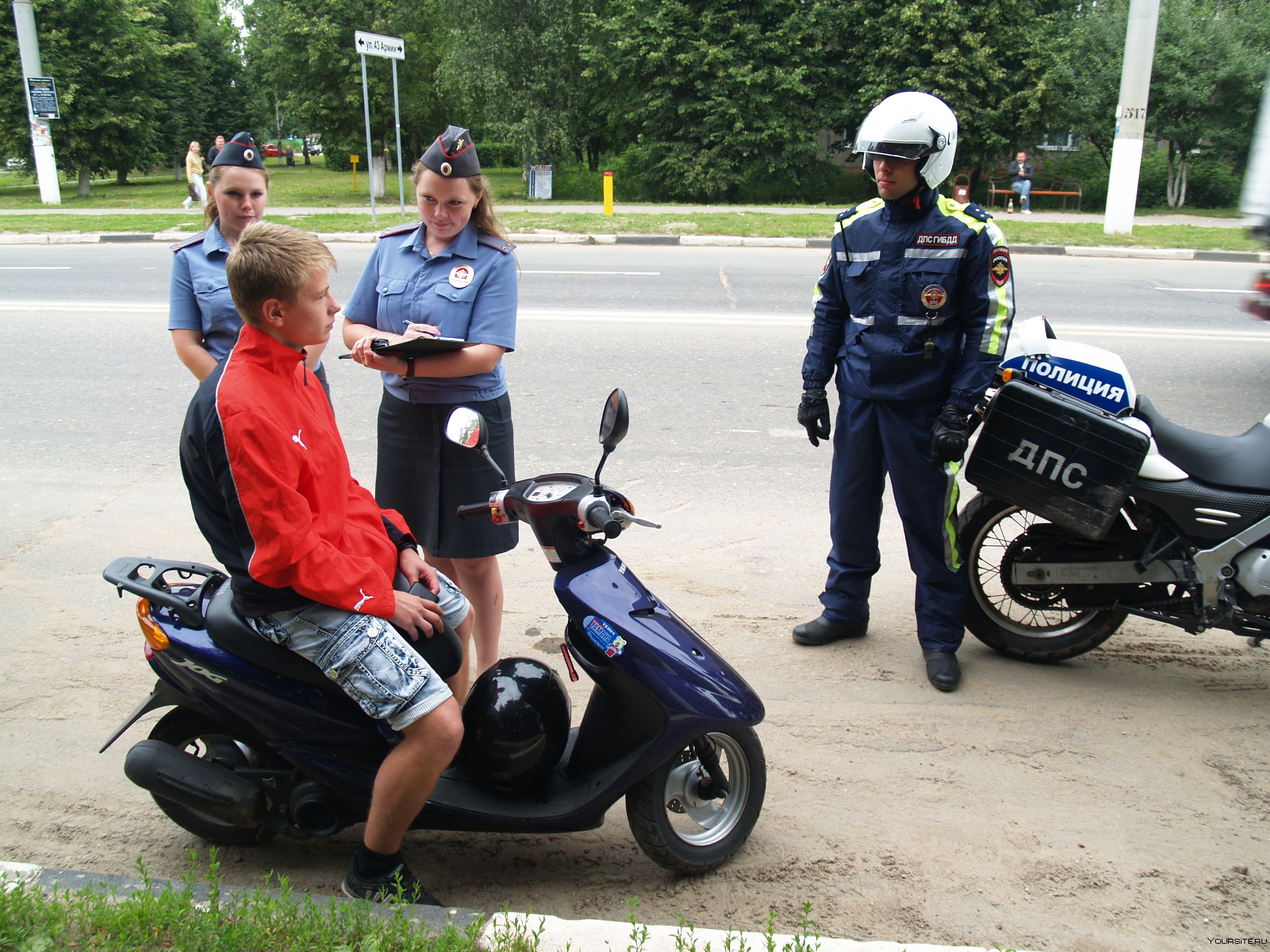 Можно ли ездить в московской области. Скутер для подростков. Мотоцикл для подростка. Несовершеннолетний на мотоцикле.