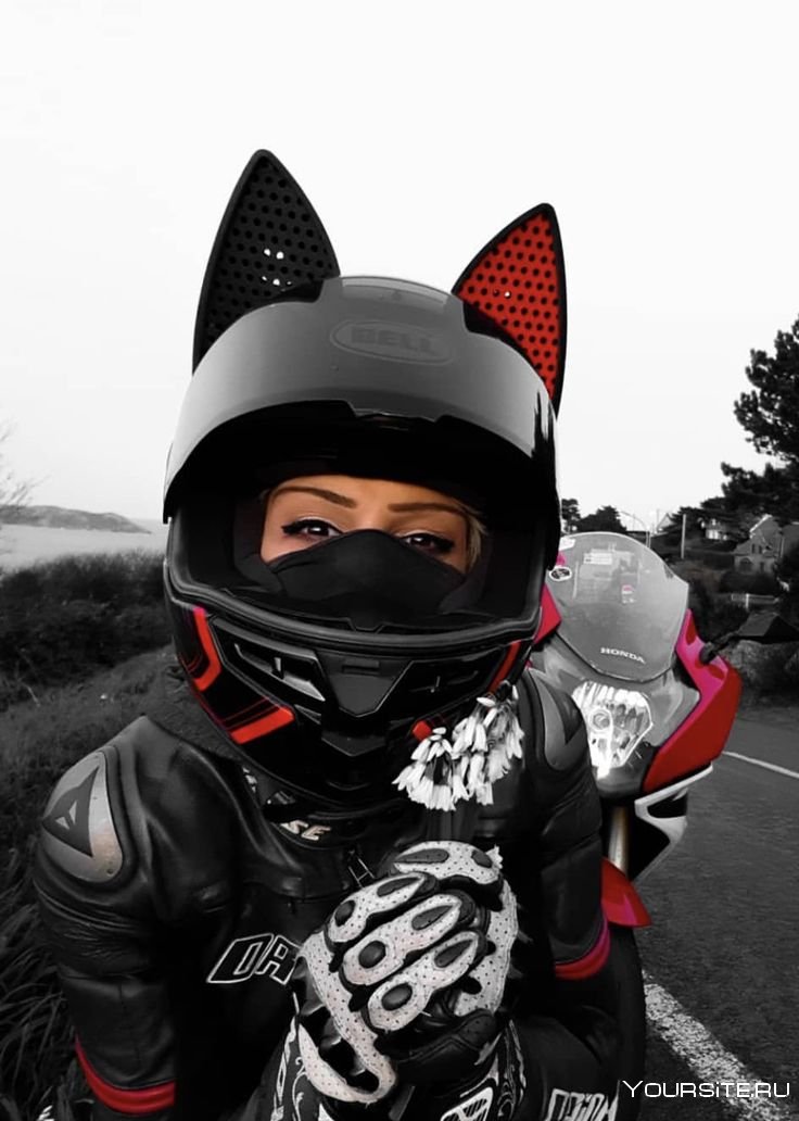 Красивые девушки на мотоциклах в шлеме