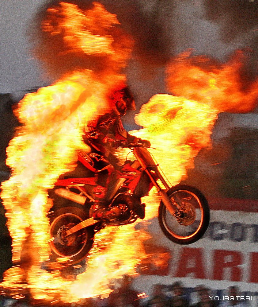 Девушка на мотоцикле в огне