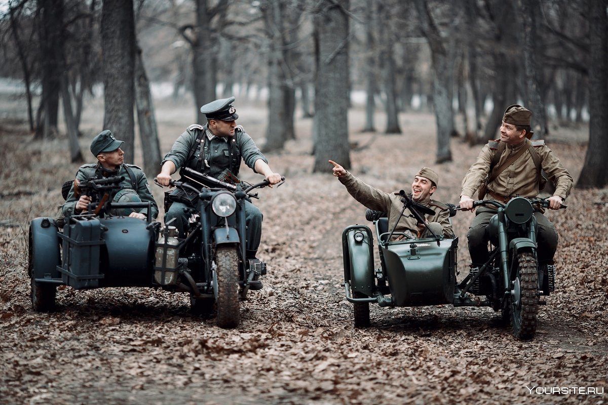 Немцы на мотоцикле с коляской