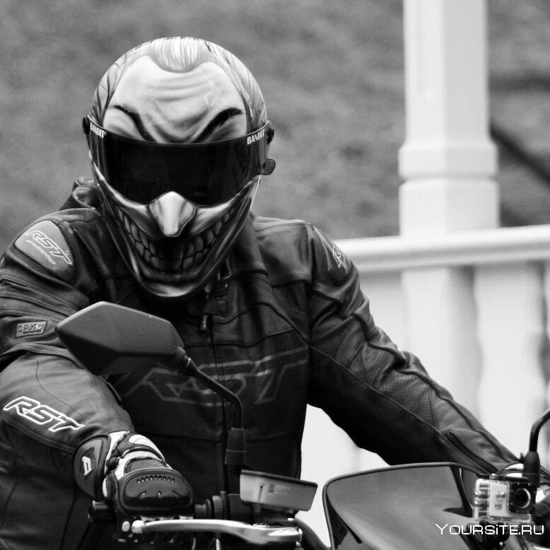 Шлем мотоциклетный с улыбкой