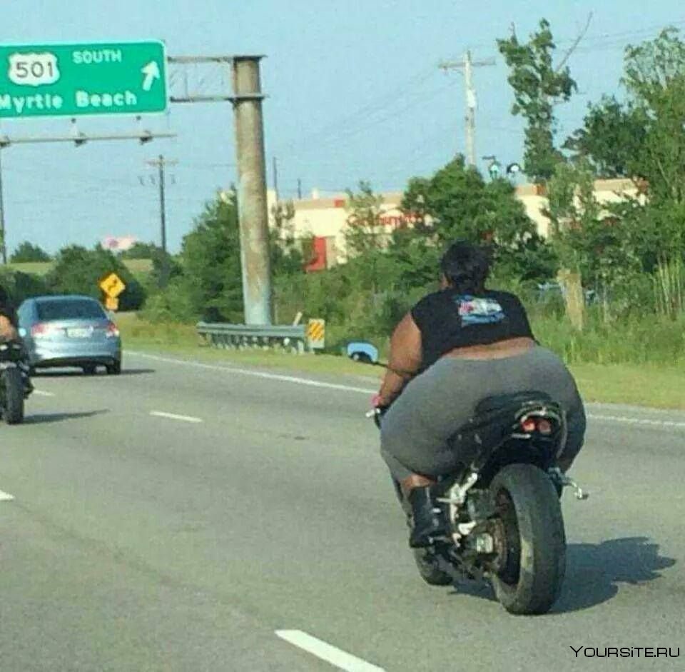 Толстый мотоциклист