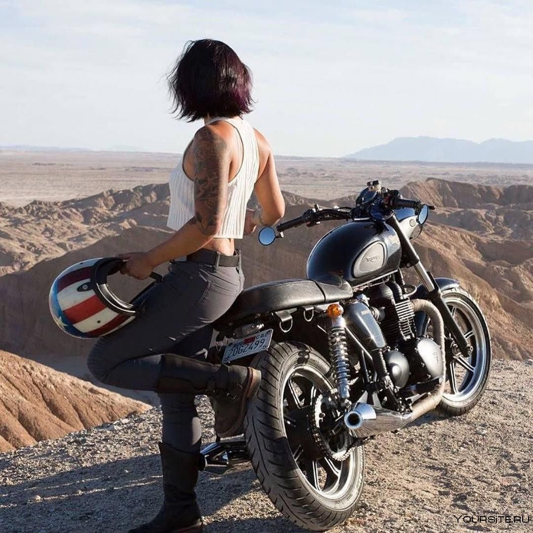 Девушка на мотоцикле в горах