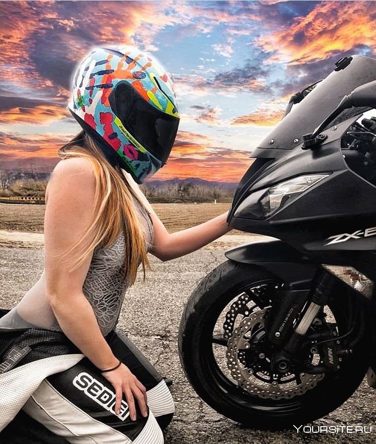 Девушка на мотоцикле втшлеме