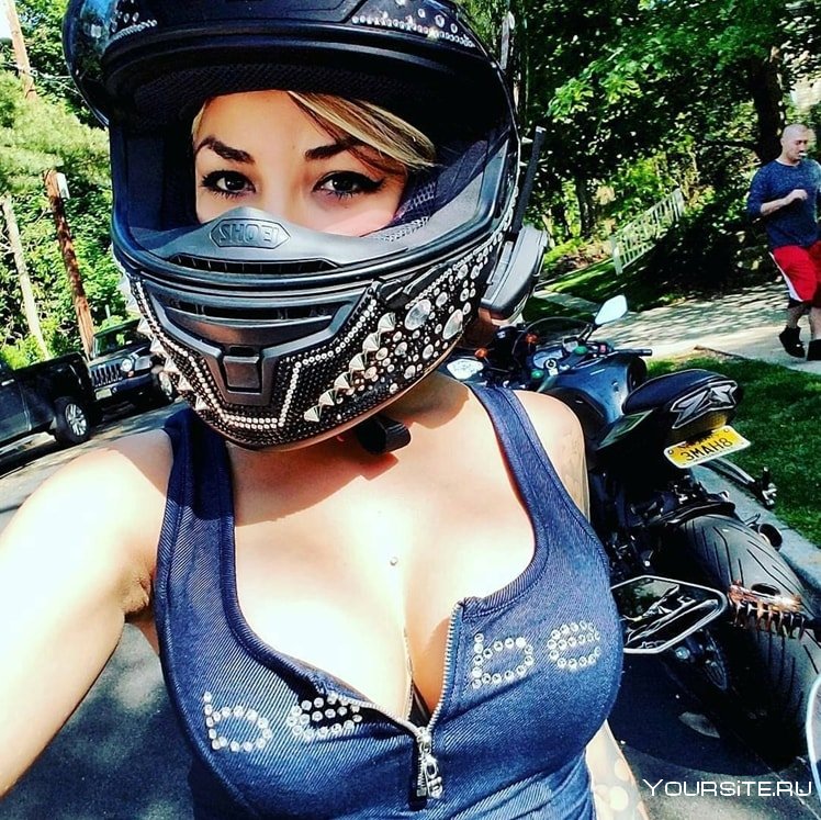 Девушка на мотоцикле селфи
