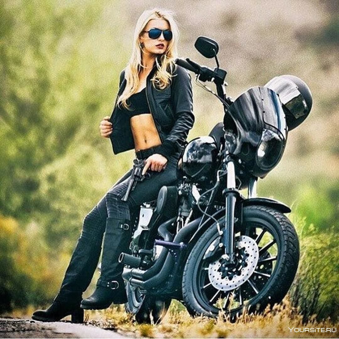 Тереза Палмер на мотоцикле