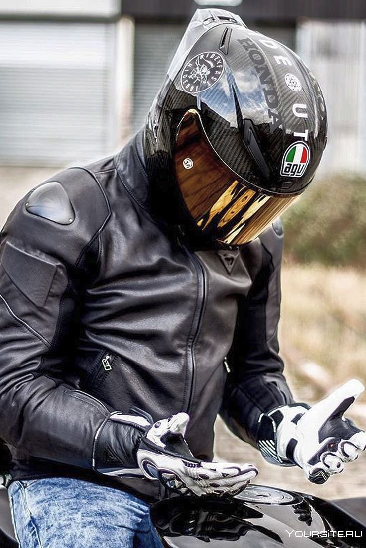 Фото байкера в шлеме на мотоцикле